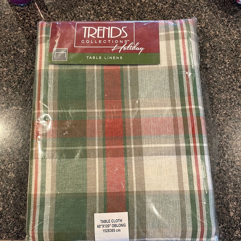 Trends collection green/red plaid tablecloth